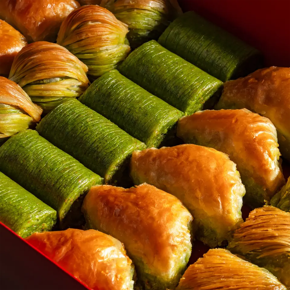 Fıstıklı Karışık Baklava Hediyelik Kutu - Orta Boy 700 gr