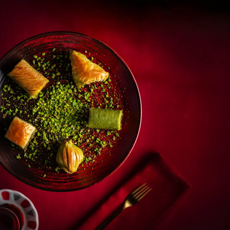 Fıstıklı Karışık Baklava Hediyelik Kutu - Orta Boy 700 gr