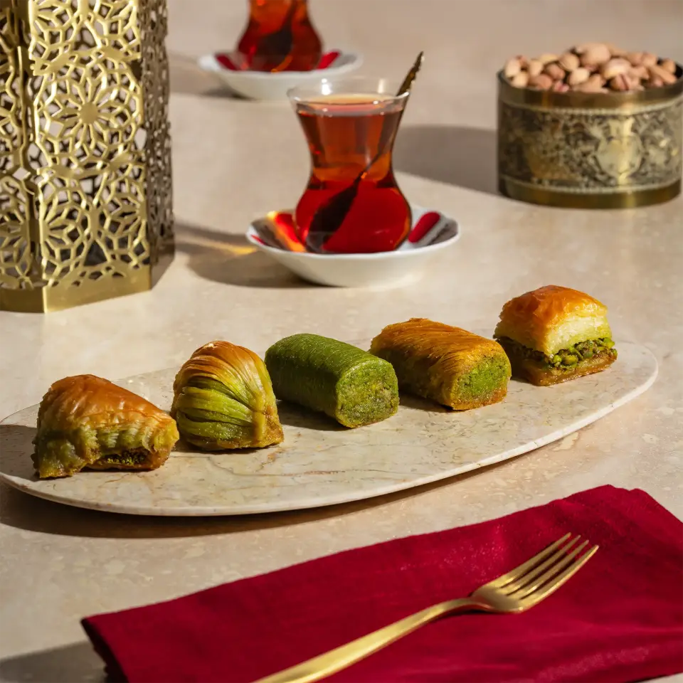 Fıstıklı Karışık Baklava Hediyelik Kutu - Orta Boy 700 gr